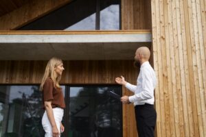 Mäklare och spekulant vis hus